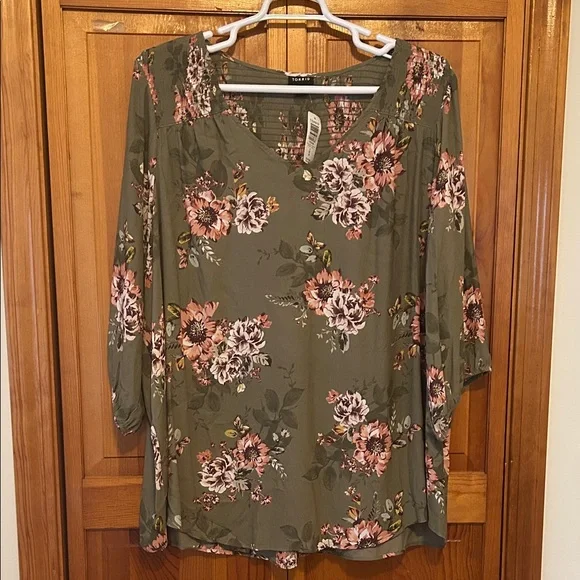 Torrid Olive Floral Crepe Blouse Plus Size 5X NWT 3/4 Sleeve V‑Neck Top - Picture 2 of 12